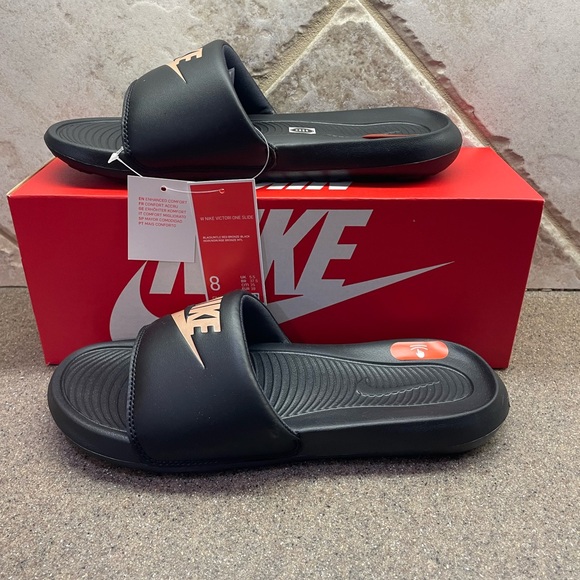 🆕 Nike Victori One Slide Black, Metallic Red Bronze, Women’s Size 8 - Picture 2 of 6